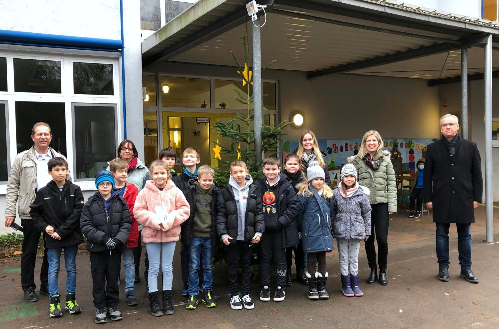 Jolien Keberlein und die Klasse 3a der Grundschule Rockenhausen, zusammen mit Lehrerinnen, Schulleiterin sowie Michael Vettermann und Markus Roth vom LC Winnweiler