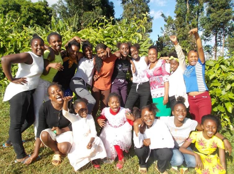 Bild von Schülerinnen des Orphan's Hope in Kenia